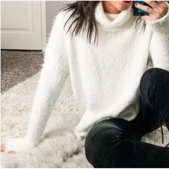 aerie Sweaters - Aerie like new🥰🐩White fuzzy Cowl Neck Sweater with Soft Knit Texture